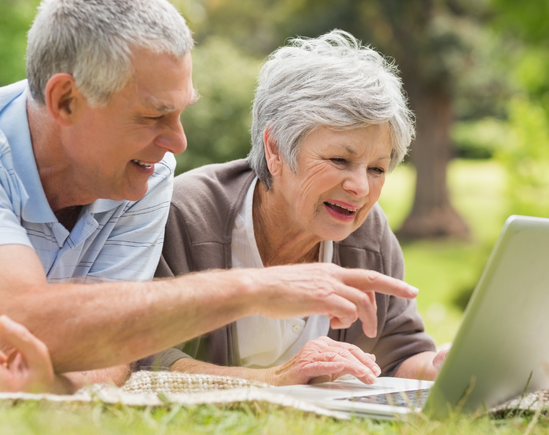 Laptop_Couple_Outdoors_1
