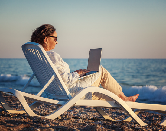 Laptop_Woman_Deckchair