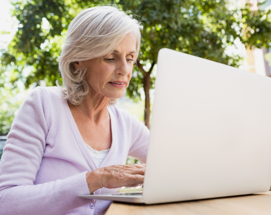 Laptop_Woman_Outdoors_2