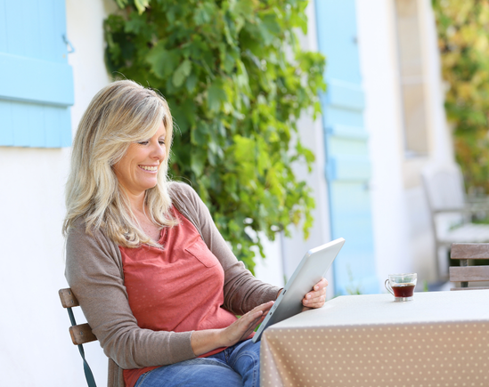 Laptop_Woman_Outdoors_3